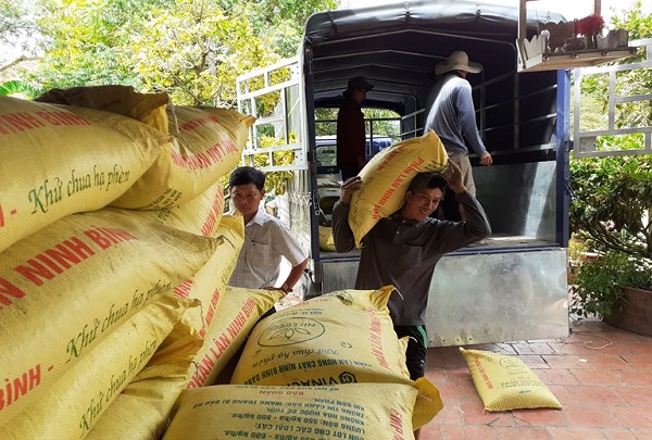 N&ocirc;ng d&acirc;n tham gia m&ocirc; h&igrave;nh th&acirc;m canh xo&agrave;i theo ti&ecirc;u chuẩn VietGAP nhận vật tư hỗ trợ