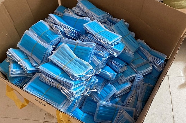 Găng tay t&aacute;i chế bị lực lượng chức năng thu giữ