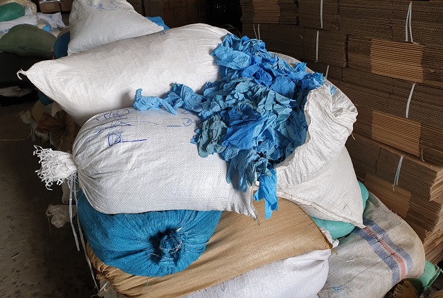 Một lượng lớn găng tay y tế t&aacute;i chế v&agrave; chờ t&aacute;i chế được t&igrave;m thấy tại C&ocirc;ng ty TNHH Aim laxmi (B&igrave;nh Dương)