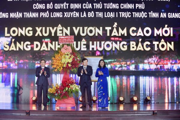 Long Xuyên nhận quyết định công nhận đô thị loại I trực thuộc tỉnh Long Xuyên nhận quyết định công nhận đô thị loại I trực thuộc tỉnh