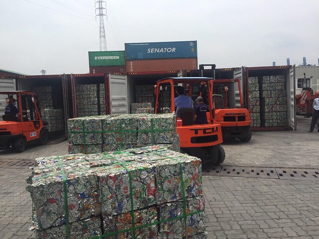 Khoảng 60 tấn phế liệu giả thức ăn gia s&uacute;c trong c&aacute;c th&ugrave;ng container bị ph&aacute;t hiện