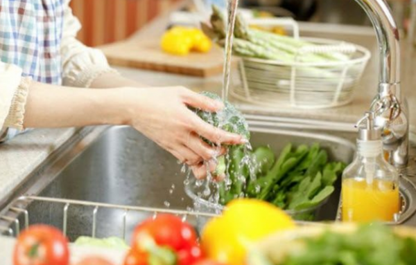 Sức khỏe: Một số cách loại bỏ thuốc trừ sâu trong rau củ quả