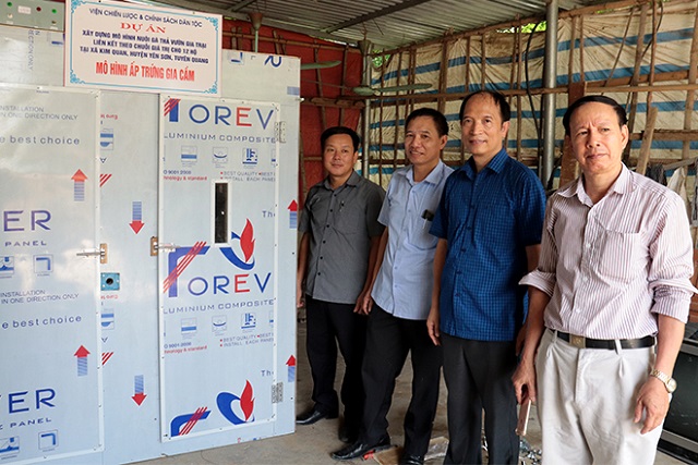 Đoàn công tác của Viện chiến lược chính sách dân tộc và Trung tâm Dịch vụ Nông lâm nghiệp huyện Yên Sơn nghiệm thu máy ấp trứng.