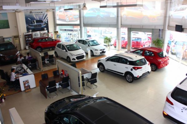 Ô tô vẫn ế đầy kho dù được hưởng ưu đãi và đại hạ giá