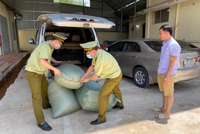 C&ocirc;ng chức Đội QLTT số 5 c&ugrave;ng lực lượng phối hợp kiểm tra số nguy&ecirc;n liệu thuốc bắc kh&ocirc;ng r&otilde; nguồn gốc xuất xứ