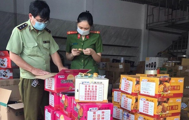 Lực lượng chức năng ph&aacute;t hiện điểm tập kết nhiều loại b&aacute;nh kh&ocirc;ng r&otilde; nguồn gốc