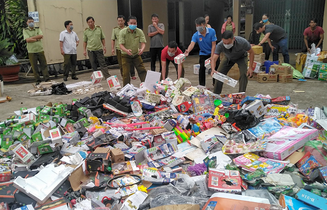 Gia Lai: Giám sát tiêu hủy trên 10 tấn hàng hóa bị tịch thu không đủ điều kiện lưu thông trên thị trường