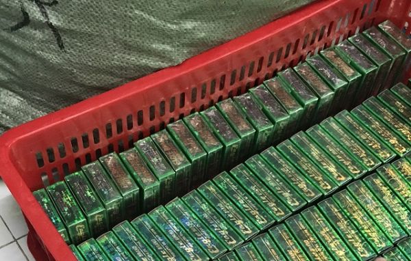 Long An: Phát hiện cơ sở sản xuất dầu gió xanh, giả nhãn hiệu con Ó số lượng lớn