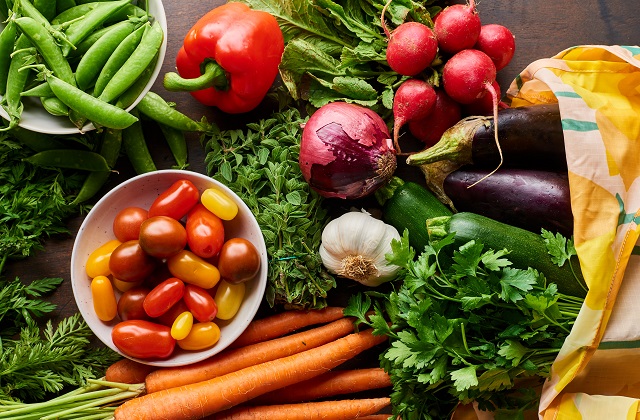 Siêu thị lên kệ nhiều loại thịt, đồ chay giá tốt trong phiên chợ cuối tháng