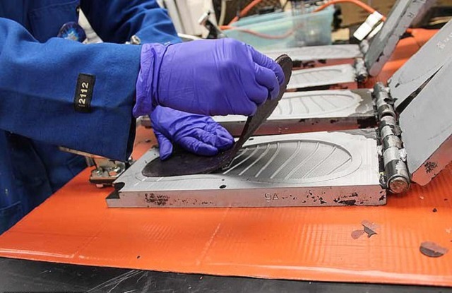 Đế dép tông phân hủy sinh học được đúc từ khuôn. Đưa các sản phẩm ra thị trường là bước tiếp theo trong sứ mệnh giải quyết các vấn đề quản lý chất thải nhựa trên thế giới