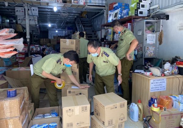 'Xóa sổ' kho hàng gia dụng nhái sản phẩm của Công ty TNHH Tân Hợp Thành