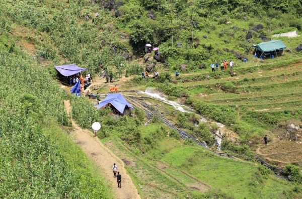 Lào Cai: Người dân nghèo biên giới được hỗ trợ gà giống