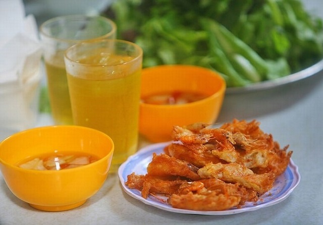 Những ng&agrave;y đầu thu, đi dọc c&aacute;c con đường quanh hồ T&acirc;y, sẽ bắt gặp nhiều qu&aacute;n b&aacute;nh t&ocirc;m thơm ngon h&uacute;t kh&aacute;ch