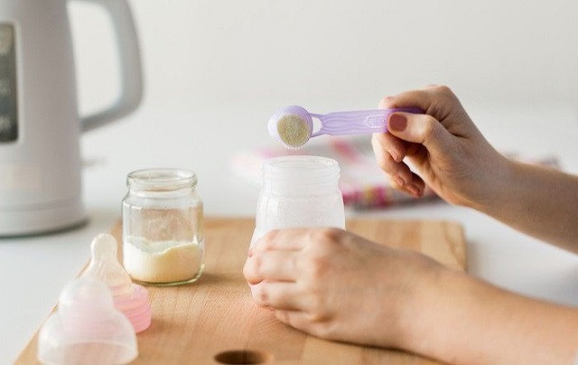 Hai sản phẩm dinh dưỡng c&ocirc;ng thức cho trẻ em Nutrilatt 1 v&agrave; Nutrilatt 2 của Cty TNHH MS Nutrition Pte (Singapore) c&oacute; h&agrave;m lượng sắt v&agrave; kẽm thấp hơn nhiều so với h&agrave;m lượng c&ocirc;ng bố tr&ecirc;n nh&atilde;n sản phẩm (Ảnh minh họa)