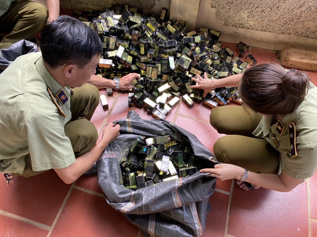 Kiểm soát viên kiểm đếm số lượng hàng hoá vi phạm