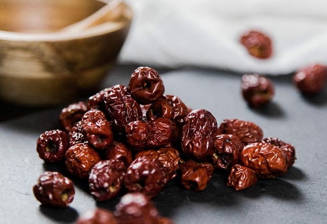 T&aacute;o đỏ đ&ocirc;ng y l&agrave; một dược liệu quan trọng trong nhiều b&agrave;i thuốc chữa bệnh bởi c&oacute; dược t&iacute;nh cao