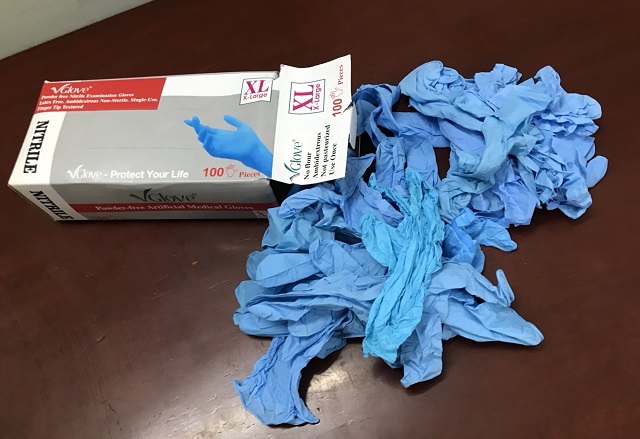 Kiểm tra trong từng hộp nhỏ, hầu hết găng tay đều nhăn nh&uacute;m, nhiều vỏ hộp r&aacute;ch n&aacute;t (Ảnh QLTT)