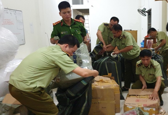 Lực lượng chức năng đang ni&ecirc;m phong h&agrave;ng h&oacute;a để x&aacute;c minh l&agrave;m r&otilde;