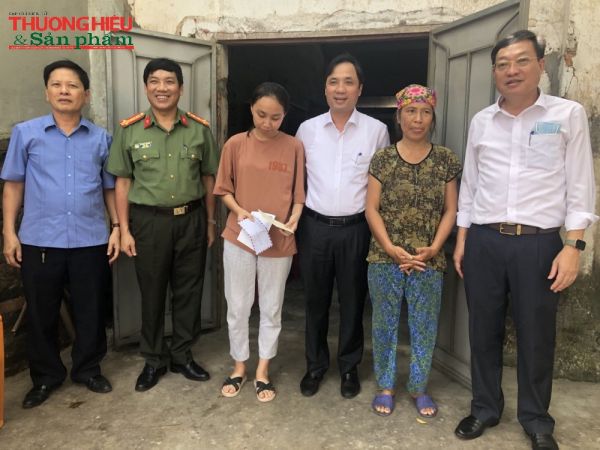 Hà Tĩnh: Hạnh phúc 'vỡ òa' của nữ sinh hiếu học nhà nghèo mồ côi cha từ nhỏ