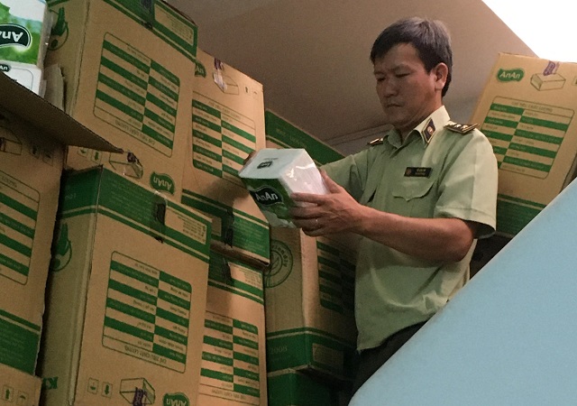 Đội QLTT số 4(cơ động) kiểm tra x&aacute;c minh th&ocirc;ng tin h&agrave;ng h&oacute;a