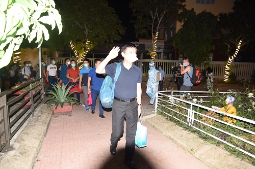 gay sau khi xuống xe đo&agrave;n đ&atilde; được đ&oacute;n v&agrave;o khu c&aacute;ch ly tại Kh&aacute;ch sạn ARMY, thị x&atilde; Cửa L&ograve;.