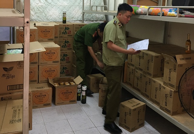 Sử dụng K&yacute; t&uacute;c x&aacute; Đại học Mỏ địa chất tập kết tr&ecirc;n 1.300 chai rượu ngoại nghi nhập lậu