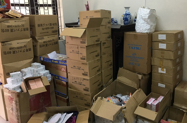 Đo&agrave;n kiểm tra Đội QLTT số 28 đ&atilde; tạm giữ to&agrave;n bộ số h&agrave;ng h&oacute;a tr&ecirc;n để x&aacute;c minh l&agrave;m r&otilde; v&agrave; xử l&yacute; theo quy định của ph&aacute;p luật.