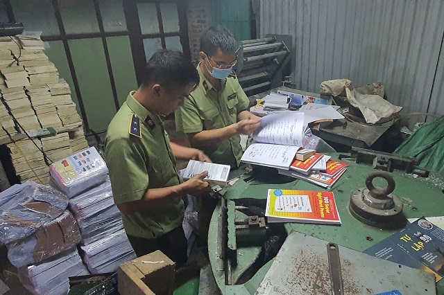 Lực lượng QLTT kiểm tra số s&aacute;ch in lậu