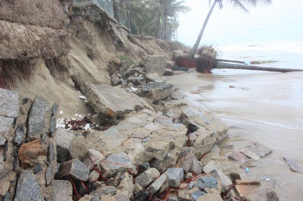 Bờ biển Hội An tiếp tục sạt lở nghiêm trọng do bão số 5