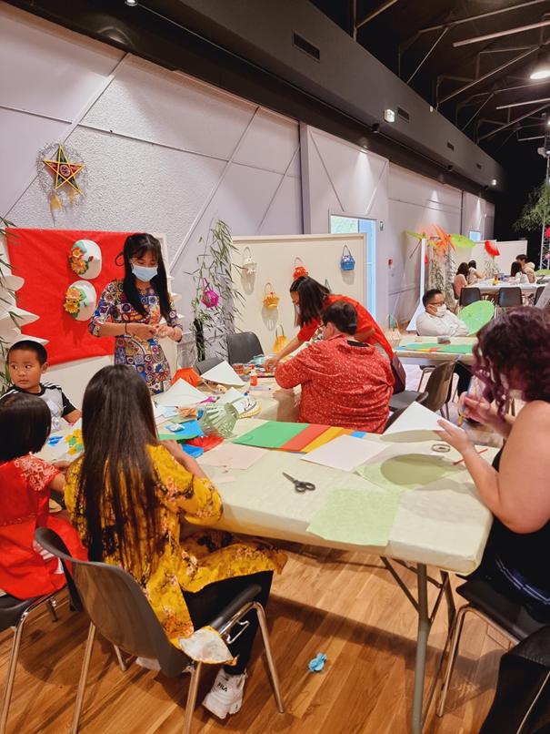 Bên cạnh các tiết mục múa hát, cộng đồng người Việt cũng đã tổ chức các gian hàng như hướng dẫn làm đồ chơi dân gian, tô màu tranh trung thu Việt, sáng tạo trang trí nón, đèn lồng đã thu hút không chỉ các bạn nhỏ mà cả người lớn cũng hào hứng tham gia.