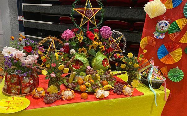 Mâm ngũ quả, đèn ông sao, đèn lồng, tất cả đều được chuẩn bị rất tỉ mỉ và kĩ lưỡng. Mâm ngũ quả, 1 phần không thể thiếu trong ngày Trung thu. Các khách mời được phá cỗ và thưởng thức hương vị bánh nướng, bánh dẻo