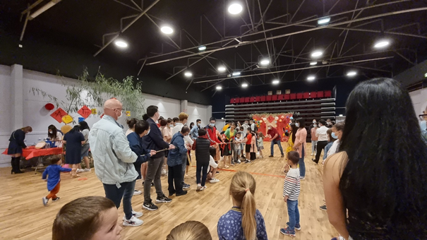 Vui trung thu của kiều bào Việt tại Quimperlé, Pháp - 9 Trò chơi dân gian đầu tiên của chương trình là trò chơi kéo co , đã khuấy động không khí trung thu, các khách mời đủ độ tuổi đều tham gia rất nhiệt tình