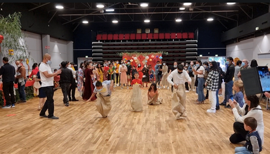 Trò chơi nhảy bao đã mang lại những tiếng cười sảng khoái cho các bạn nhỏ