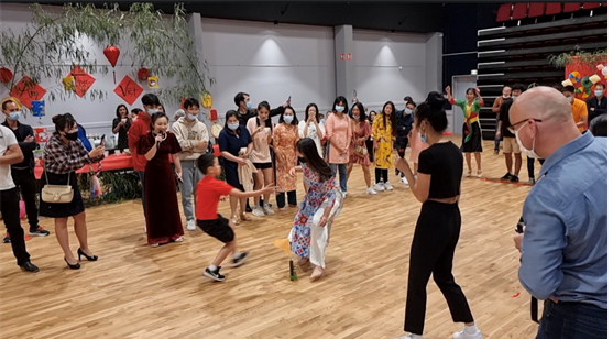 Vui trung thu của kiều bào Việt tại Quimperlé, Pháp - 11 Trò chơi cướp cờ rất náo nhiệt và gay cấn, khán giả xung quanh liên tục reo hò và cổ vũ