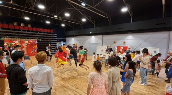 Trò chơi nhảy dây dân gian thu hút đông đảo các thanh niên nhiệt tình tham gia