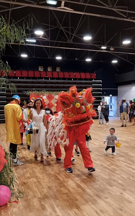 Múa lân và Rước đèn trung thu là những hoạt động không thể thiếu, thu hút sự quan tâm và yêu thích của đông đảo khách tham dự.