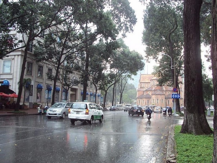 Dự báo thời tiết ngày 21/9 miền Bắc mưa giảm, trời chuyển nắng, thời tiết mát mẻ. Một số tỉnh miền Bắc còn mưa rào gián đoạn xen kẽ nắng. Các tỉnh Trung và Nam Bộ tiếp tục có mưa rào và dông, có nơi mưa vừa, mưa to 