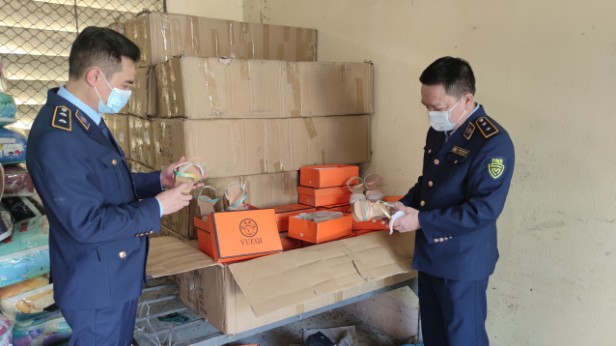 Tịch thu 450 đôi dép sandal nhập lậu