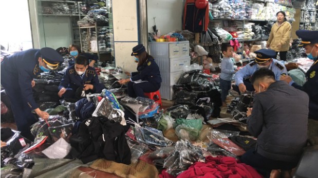 Tạm giữ gần 500 sản phẩm giầy, dép có dấu hiệu giả mạo nhãn hiệu nổi tiếng