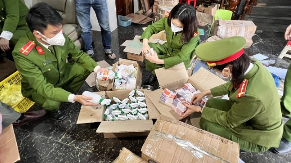 Nghệ An: Thu giữ hàng nghìn chai nước xịt khuẩn, dầu gió giả mạo