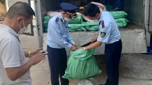 Lạng Sơn: Thu giữ 2.500kg chân gà rút xương không rõ nguồn gốc, bốc mùi hôi thối