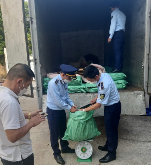 Lạng Sơn: Thu giữ 2.500kg chân gà rút xương không rõ nguồn gốc, bốc mùi hôi thối