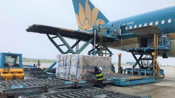 560.000 liều vắc-xin và vật tư y tế từ Châu Âu đã về đến Việt Nam