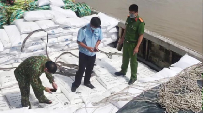 An Giang bắt ghe vận chuyển hàng ngàn bao hoá chất không hoá đơn chứng từ