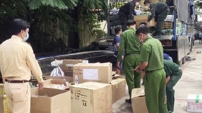 An Giang: Phát hiện 2 xe tải vận chuyển trên 4.800 sản phẩm không rõ nguồn gốc