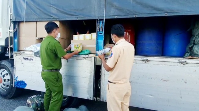 An Giang thu giữ 2.800 lít cồn và số lượng lớn hàng hóa không rõ nguồn gốc