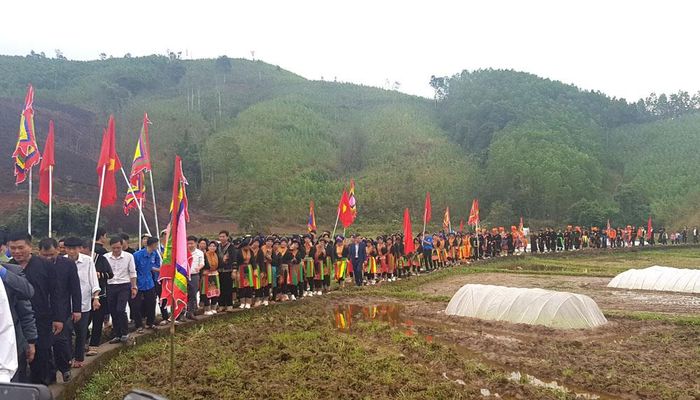 Thi cấy lúa thu hút rất đông đảo người đến cổ vũ