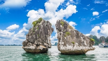 Khám phá Hòn Trống Mái giữa lòng kỳ quan thiên nhiên thế giới Vịnh Hạ Long