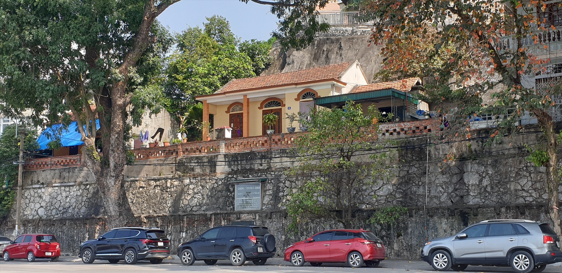 Để đàn áp phong trào đấu tranh của công nhân và nhân dân vùng Mỏ, thực dân Pháp đã cho cải tạo cây cầu cảng bốc xếp than (đã không còn sử dụng) ở cảng than Hòn Gai của Công ty mỏ than Bắc kỳ (SFCT) thành nhà giam. Trụ sở cũ của công ty này, được xây dựng vào cuối thế kỷ 19 hiện là trụ sở điều hành của Tập đoàn Than – Khoáng sản Việt Nam tại Quảng Ninh. Với vị trí nằm ngay cửa ngõ ra vào Hòn Gai, nhà giam với gông, cùm, xiềng xích, đòn roi… còn là công cụ để thị uy, uy hiếp tinh thần của con người khi họ vừa đặt chân vào đất mỏ. Ảnh: Nguyễn Hùng