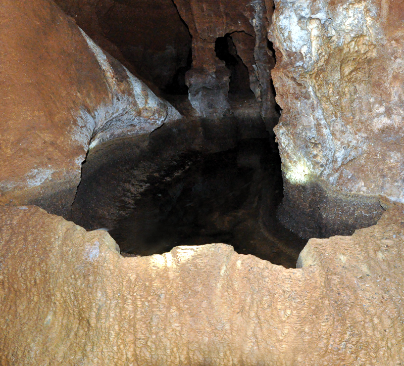 Một hố nước tự nhiên. Ảnh: Báo Quảng Ninh.